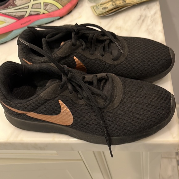 Nike sneakers size 9 - Picture 2 of 5